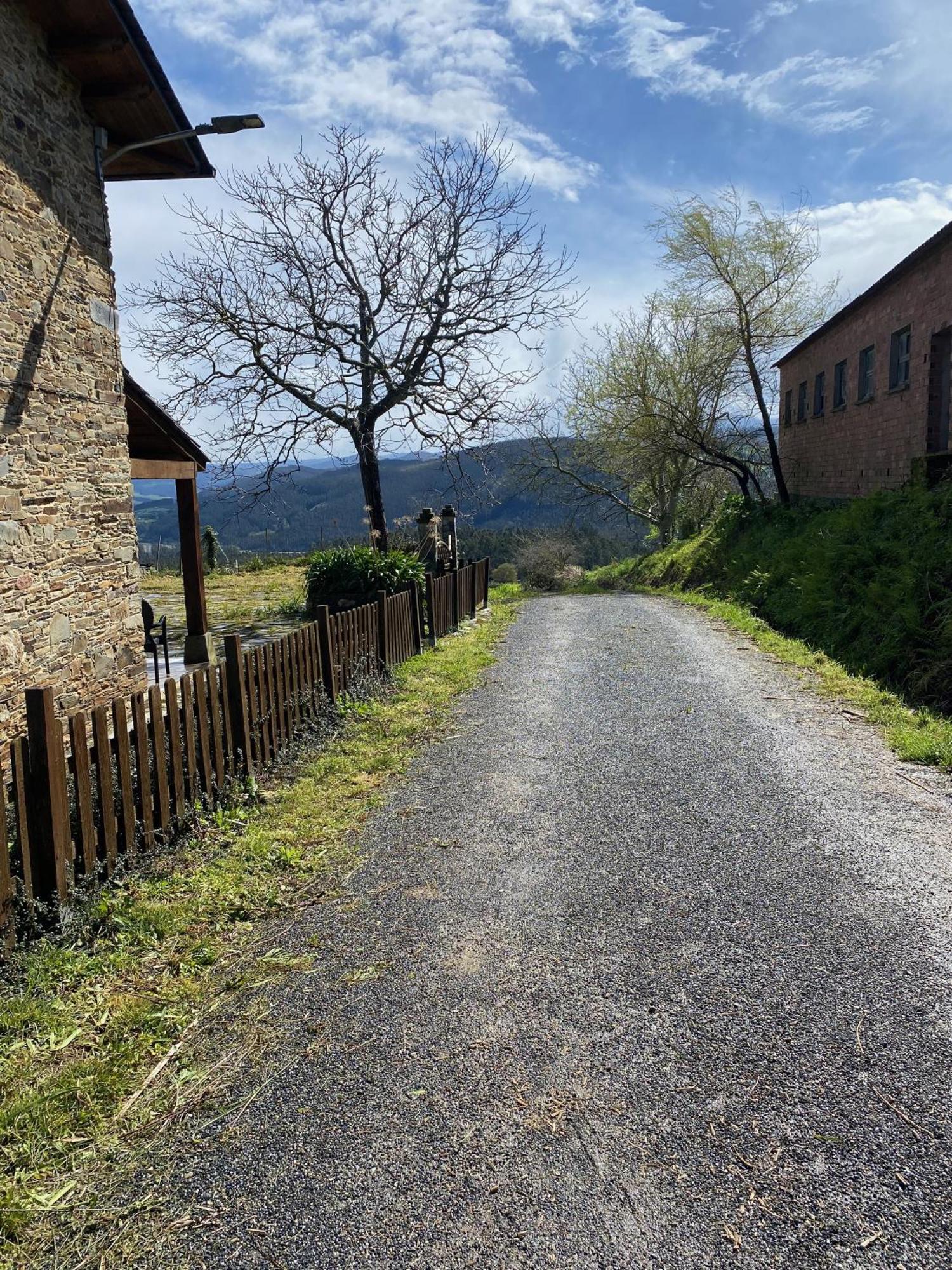 Villa Casita feliz entre montañas y cerca del mar Trabada Exterior foto